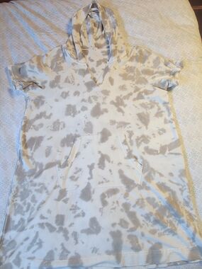 Tie-Dye Short Sleeve Hoodie Shirt - Cream and Light Gray